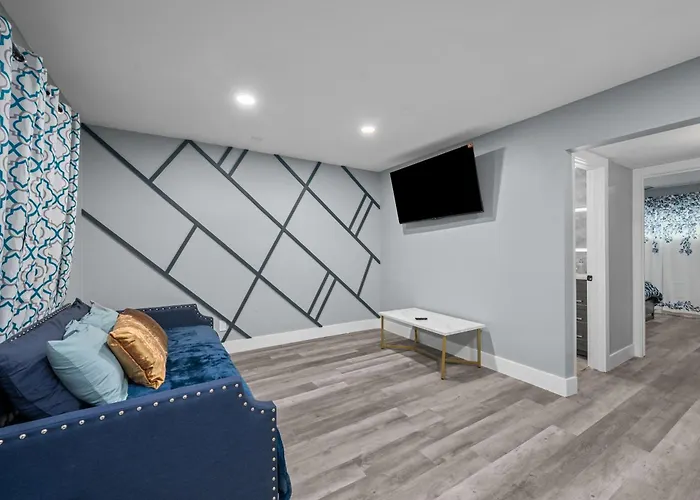 Stylish 2-Br Getaway In Heights With Pool