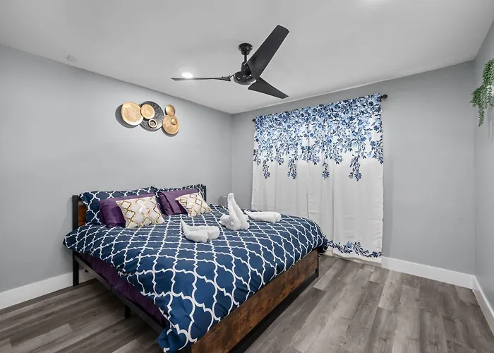 Stylish 2-Br Getaway In Heights With Pool