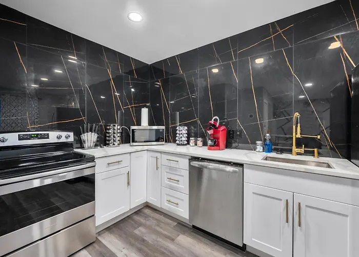 Stylish 2-Br Getaway In Heights With Pool