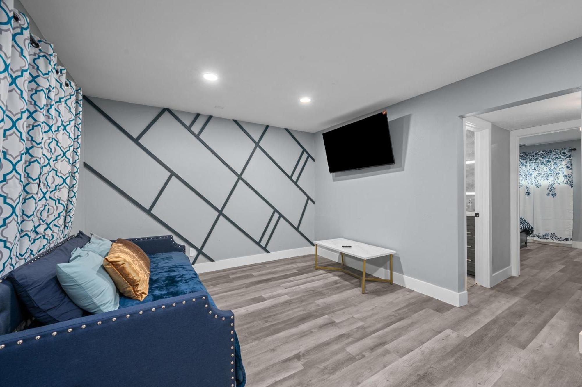 Stylish 2-br Getaway In Heights With Pool *
