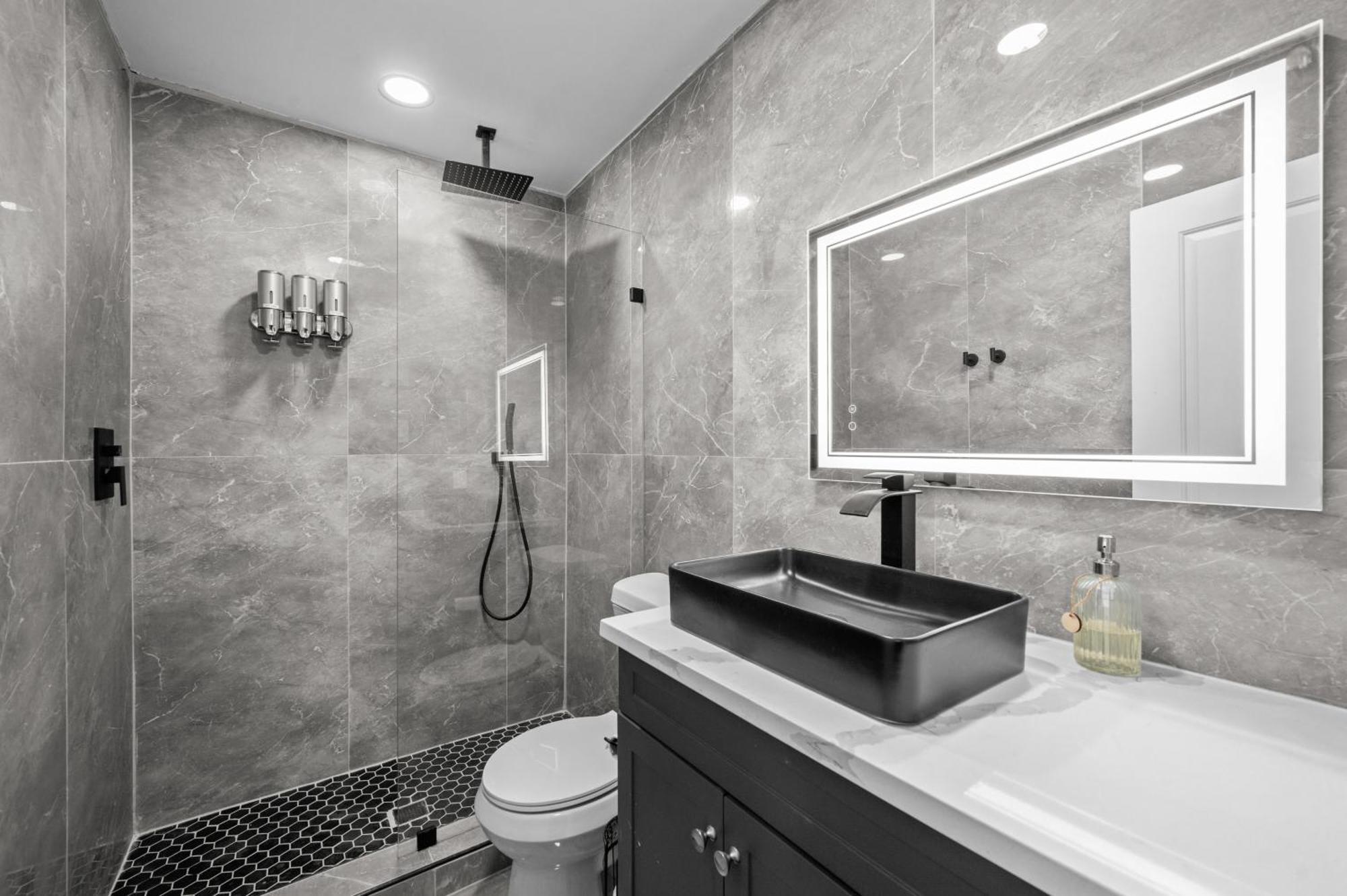 Apartment Stylish 2-br Getaway In Heights With Pool