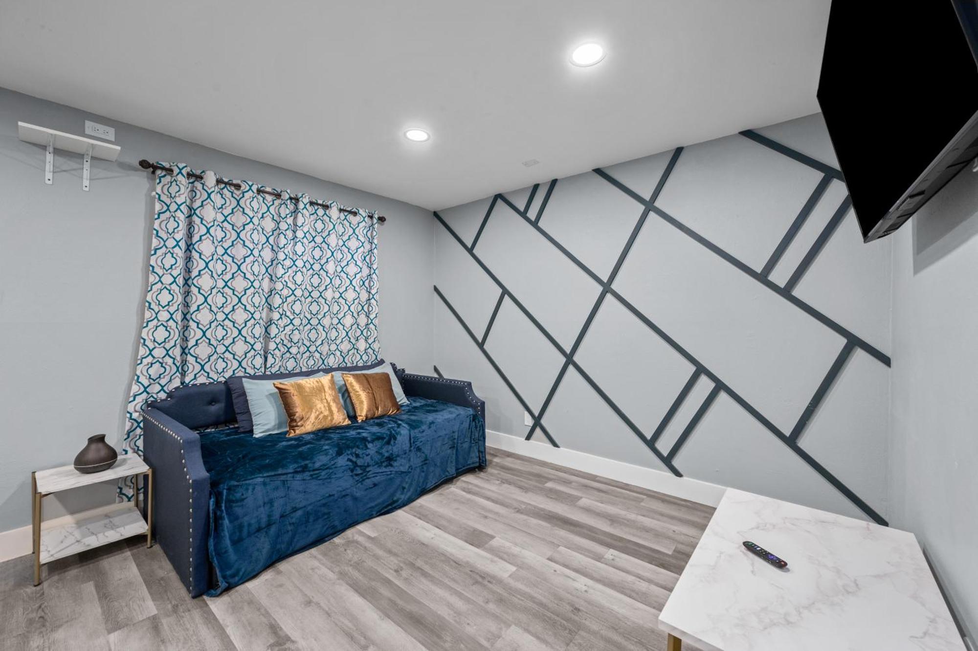Apartment Stylish 2-br Getaway In Heights With Pool Houston