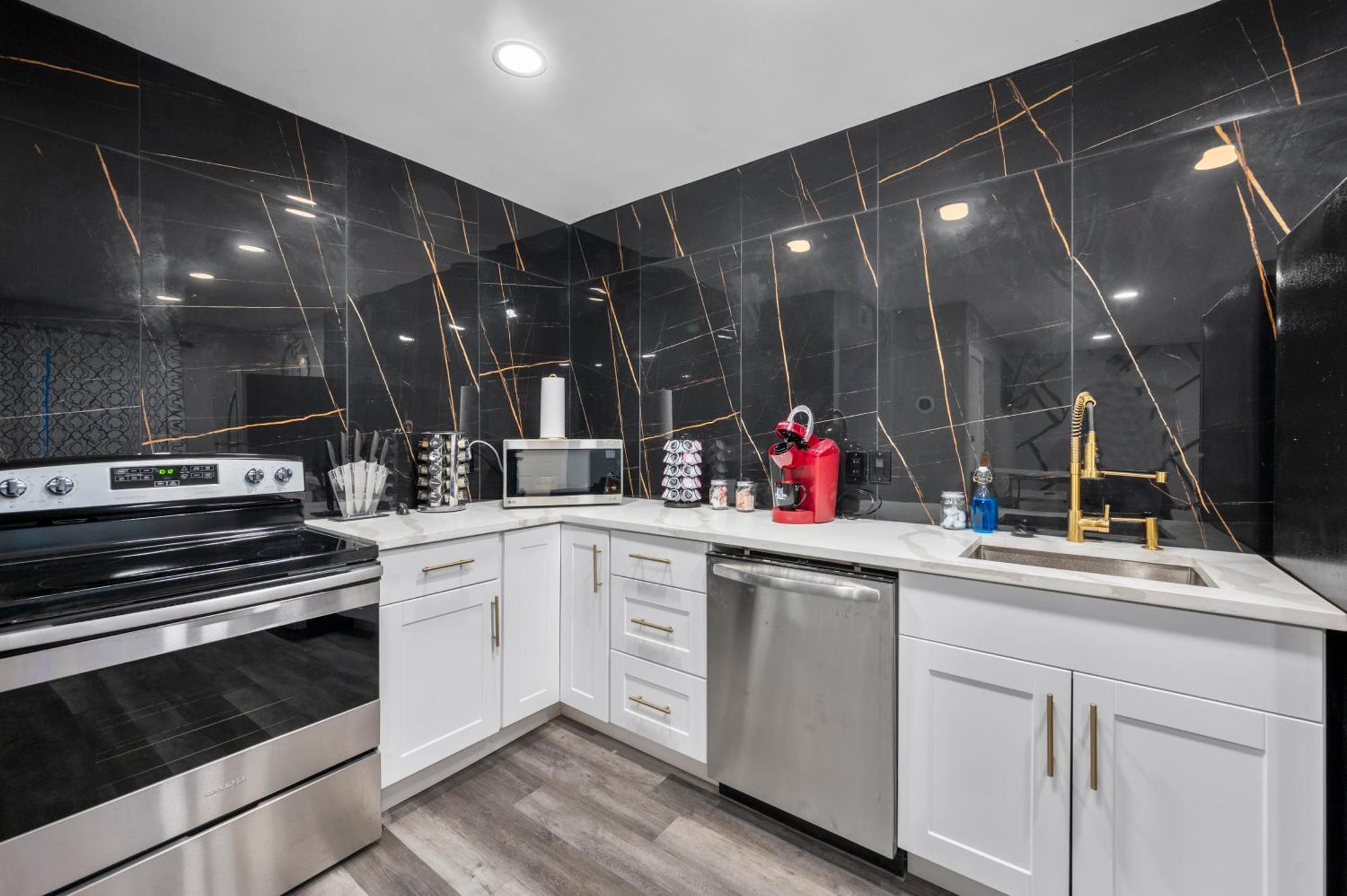 Stylish 2-br Getaway In Heights With Pool