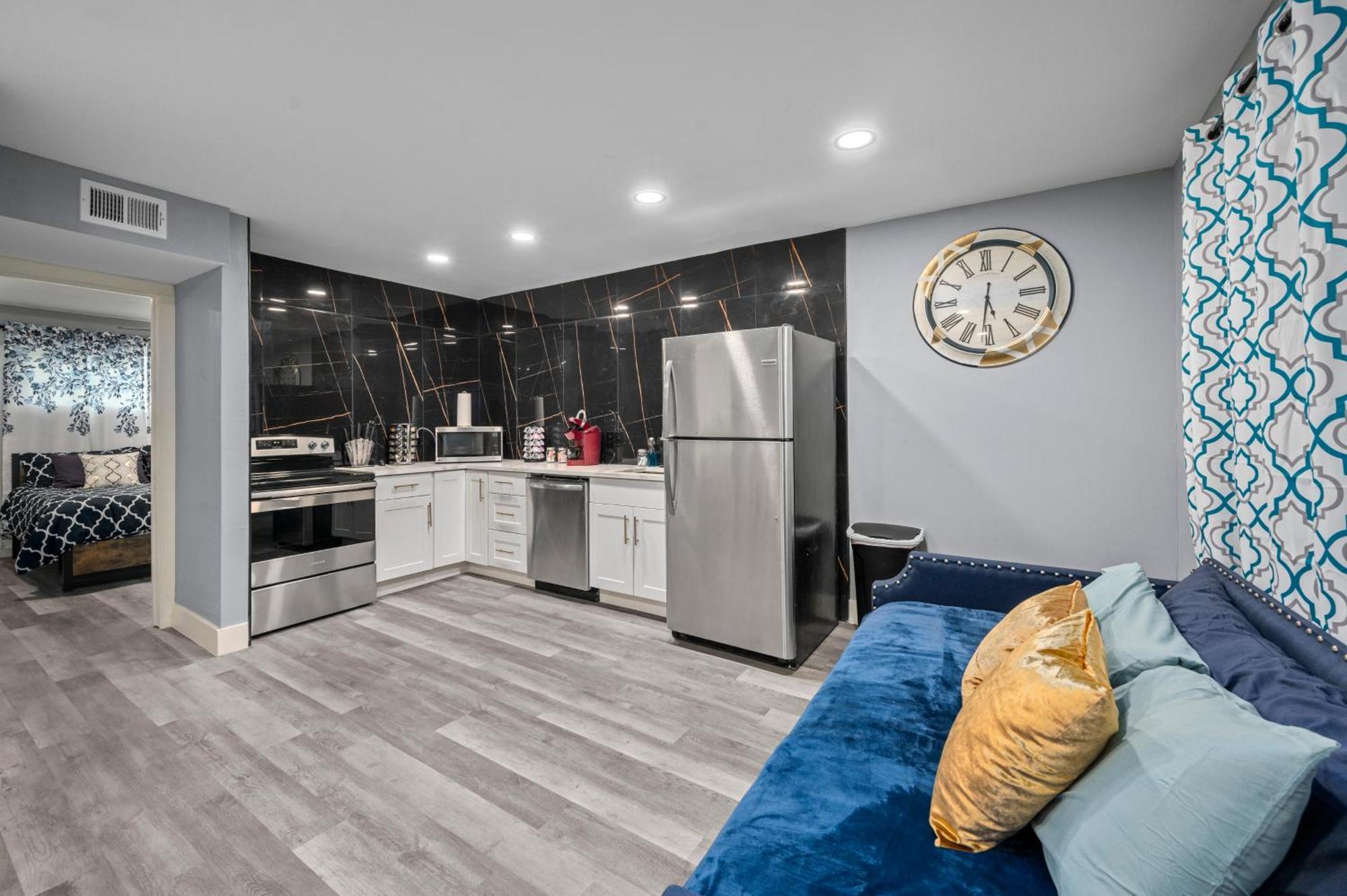 Apartment Stylish 2-br Getaway In Heights With Pool Houston