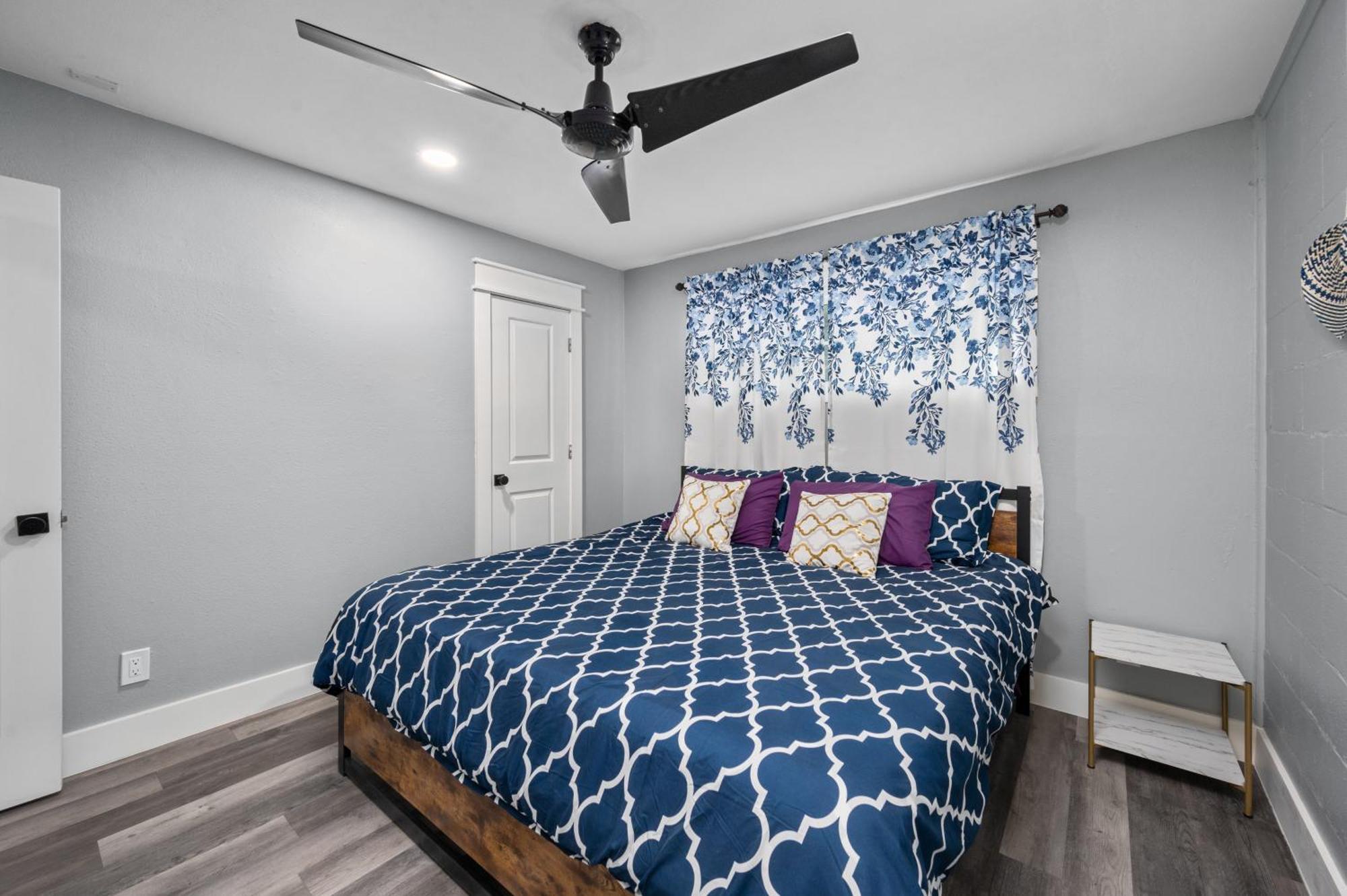 Stylish 2-br Getaway In Heights With Pool *