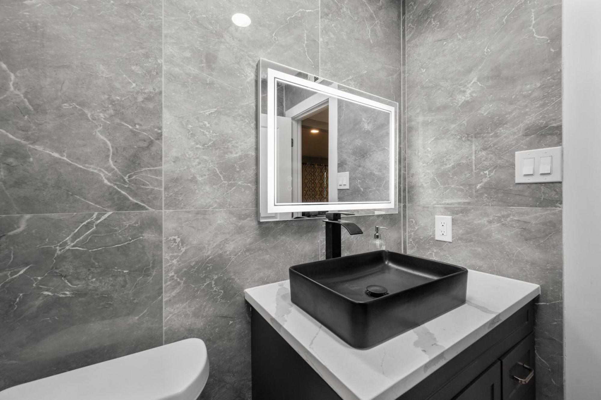 Stylish 2-br Getaway In Heights With Pool *