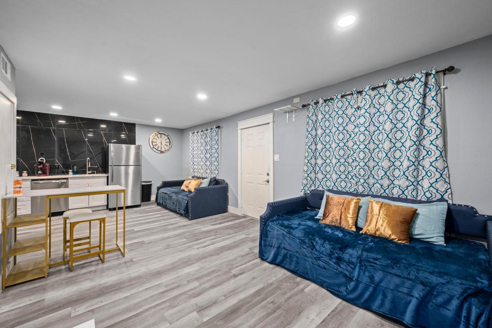 Stylish 2-br Getaway In Heights With Pool *