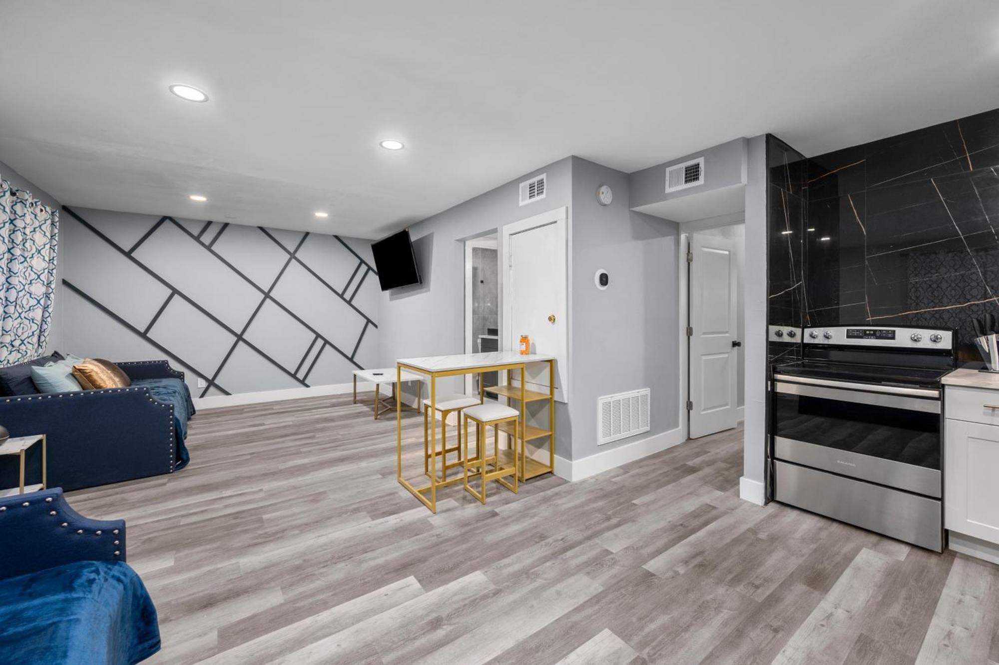 Stylish 2-br Getaway In Heights With Pool Apartment *