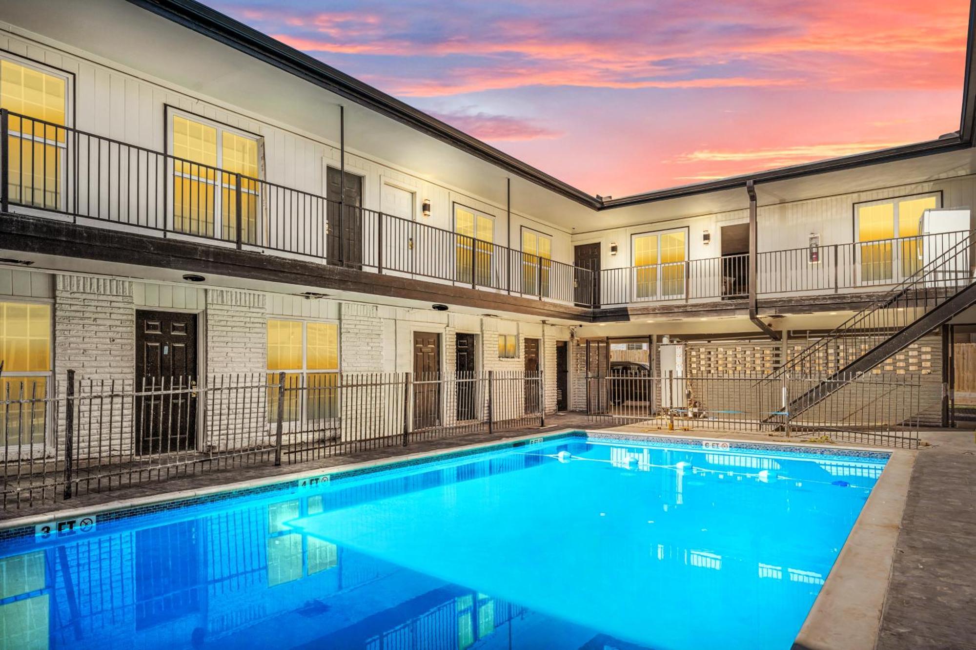 Stylish 2-br Getaway In Heights With Pool *